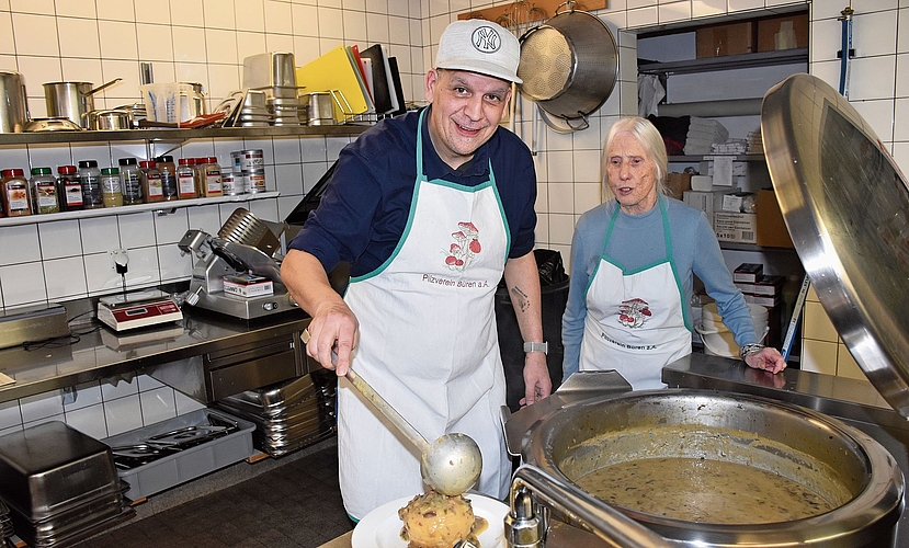 Wenn es den Gästen schmeckt, freuen sich Verena Carrel, Sekretärin des Pilzvereins, und natürlich Chefkoch und Bürener Pilzkontrolleur Simon Lässer.