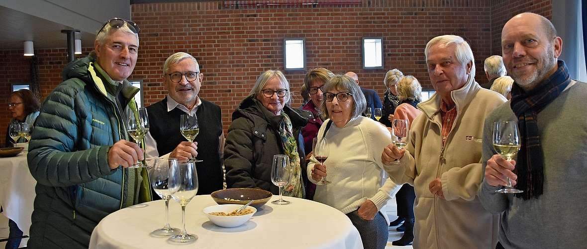 Eine gut gelaunte Siebener-Formation beim Apéro (von links): Konrad Schleiss, Ueli Käser, Theres Gürber, Rita Studer, Bea Corti, Peter Gürber und Rolf Straumann. 