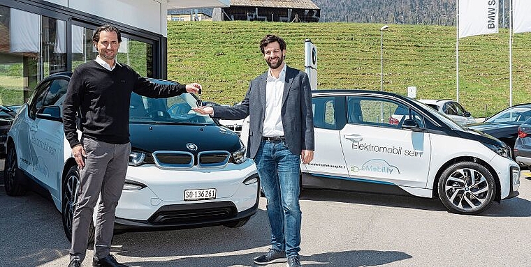 Wer den kostenlosen Homecheck ausfüllt und anfordert, erhält einen Gutschein für die Probefahrt mit einem E-Auto von der Garage Vogelsang AG. Geschäftsführer Philipp Vogelsang (links) übergibt symbolisch Manuel Wegmüller von der SWG den Autosc