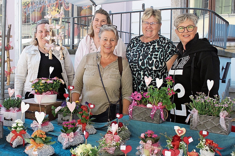 Annelies Sutter (Schnottwil), Daniela Balmer (Studen), Barbara Krähenbühl (Dotzigen) und Barbara Steinegger (Lyss) erfreut das Blumenangebot von Marianne Lutterschmidt aus Bäriswil (v. l.). Annelies Sutter (Schnottwil), Daniela Balmer (Studen), Barbara Krähenbühl (Dotzigen) und Barbara Steinegger (Lyss) erfreut das Blumenangebot von Marianne Lutterschmidt aus Bäriswil (v. l.).