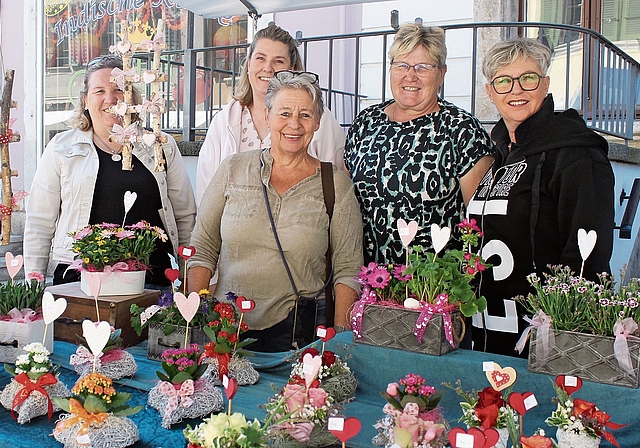 Annelies Sutter (Schnottwil), Daniela Balmer (Studen), Barbara Krähenbühl (Dotzigen) und Barbara Steinegger (Lyss) erfreut das Blumenangebot von Marianne Lutterschmidt aus Bäriswil (v. l.).