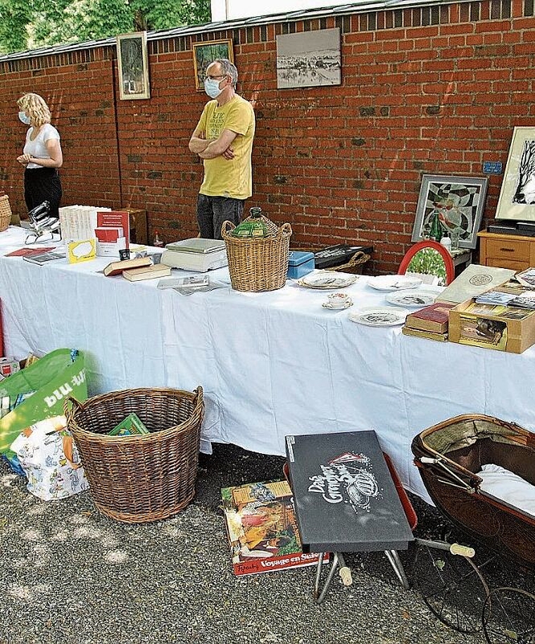 Trouvaillen und Schätze aller Art prägen das Bild des Flohmarkts beim Parktheater.