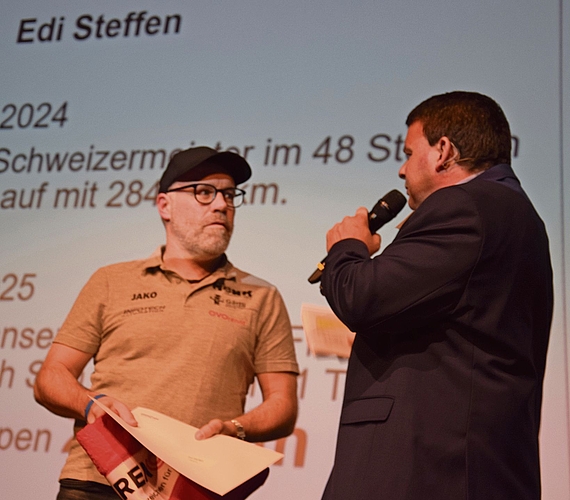 Extremsportler Edi Steffen im Interview mit Moderator Daniel Wisard.