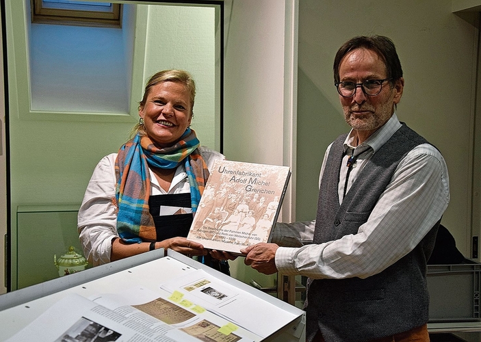 Museumsdirektorin Anne Hasselmann nimmt ein Exemplar von ihrem Gastautor Urs Roth in Empfang.