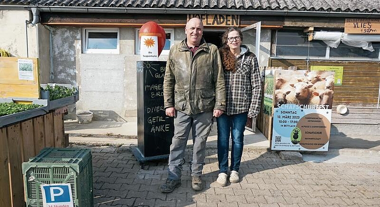 Daniel und Esther Müller freuen sich auf viele Besuchende in ihrem Hofladen. Bild: Sarah Weya