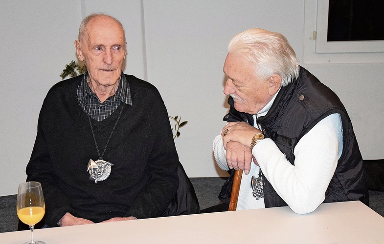 Fussballer-Legende Res Fankhauser (links) schwelgt mit Urs (Orsani) Saner in Erinnerungen.