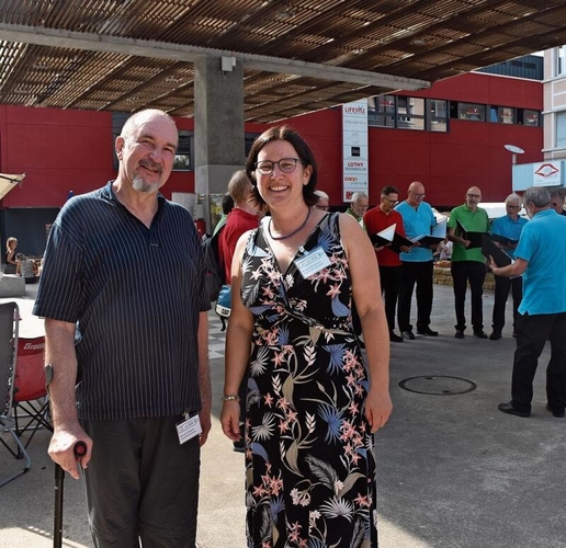 Die beiden Hauptinitiatoren des Grenchner Info-Marktes: Werner Schläfli und Angela Kummer. Im Hintergrund wirbt der Grenchner Chor CantaGaudio singend 
für seinen Verein.Bilder: Joseph Weibel