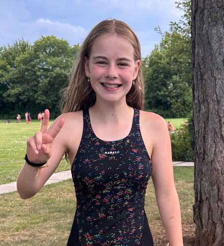 Yara Beeler geht oft mit Freundinnen und Freunden in die Badi. «In Gesellschaft macht ein Schwimmbadbesuch doppelt Spass», findet sie. «Das Schwimmbad ist ein Ort zum Chillen und zum Geniessen.» Nach einem anstrengenden Schultag sei ein Sprung ins kalte Wasser genau die richtige Abkühlung. Auch das Restaurant mit den vielen Angeboten findet Yara Beeler fantastisch.