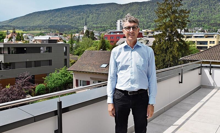 Hoch über Grenchens Dächern: Urs Trösch, der neue Gesamtleiter von «rodania», auf der Terrasse der Attikawohnung im neuen Wohnhaus «Delphin». Bild: Joseph Weibel