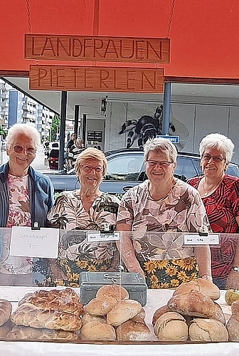 Die Landfrauen aus Pieterlen boten Selbstgebackenes an. Der Verein sucht nach neuen Mitgliedern. «Wir möchten, dass der Verein weiterhin existieren kann», sagen die vier Damen einhellig. Die Landfrauen aus Pieterlen boten Selbstgebackenes an. Der Verein sucht nach neuen Mitgliedern. «Wir möchten, dass der Verein weiterhin existieren kann», sagen die vier Damen einhellig.