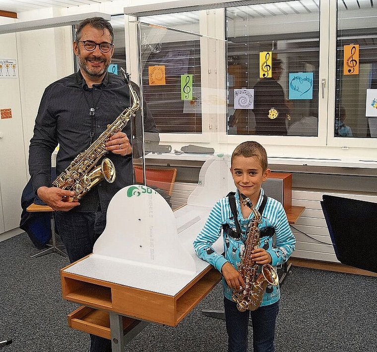 Ein Bild aus der Musikwoche im Juni letzten Jahres: Lenny Steiner spielt am Saxofon, zusammen mit Musikschul-Chef Andreas Moser. Bild: Joseph Weibel