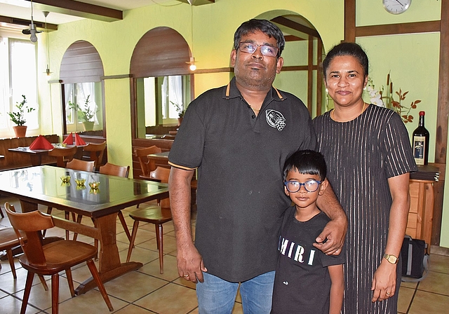 Vasanthakumar und Suganya Rajagopal mit ihrem Sohn Vasun zeigen sich in ihrem neuen Wirkungsort, in der «Helvetia» in Grenchen. Bild: Joseph Weibel