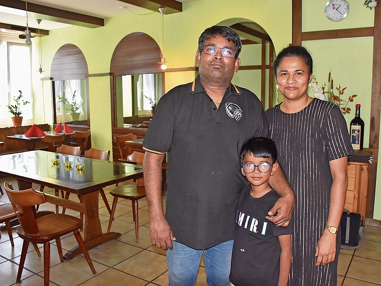 Vasanthakumar und Suganya Rajagopal mit ihrem Sohn Vasun zeigen sich in ihrem neuen Wirkungsort, in der «Helvetia» in Grenchen. Bild: Joseph Weibel