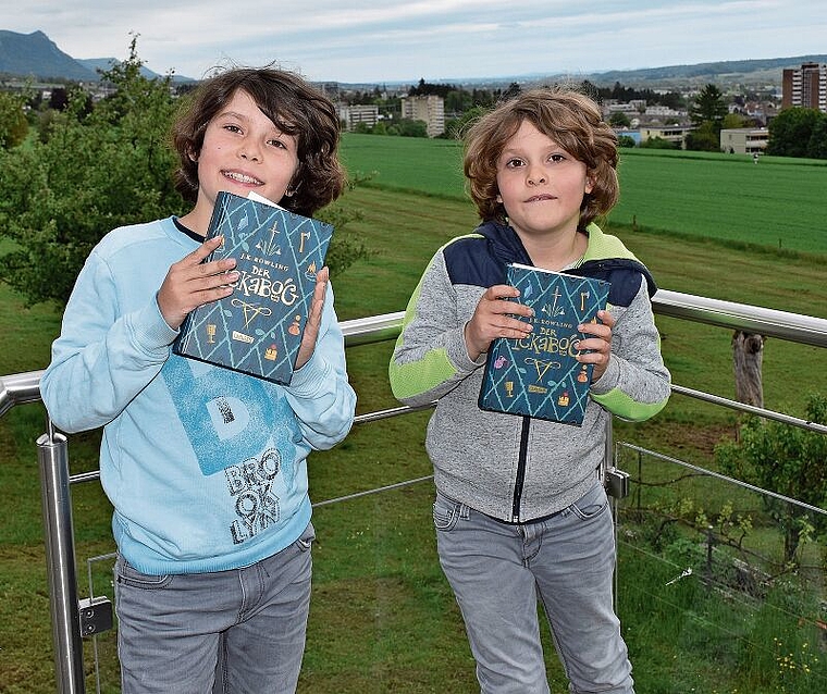 Lion (l.) und Nelio präsentieren stolz je eine Ausgabe des neusten Rowling-Kinderbuche «Ickabog» – von der Autorin persönlich signiert.