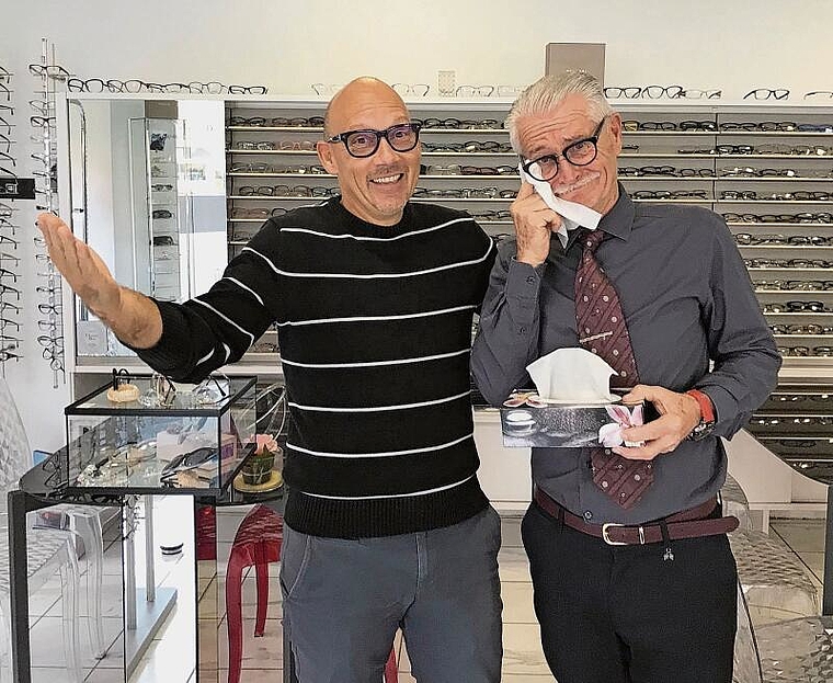 Der Gran Seniore darf durchaus eine Träne verdrücken. Doriano Montanari (rechts) verabschiedet sich nach über 40 Jahren aus Grenchen und übergibt sein Geschäft einem langjährigen Weggefährten, Tom Fankhauser, der das Optikergeschäft «Optissi