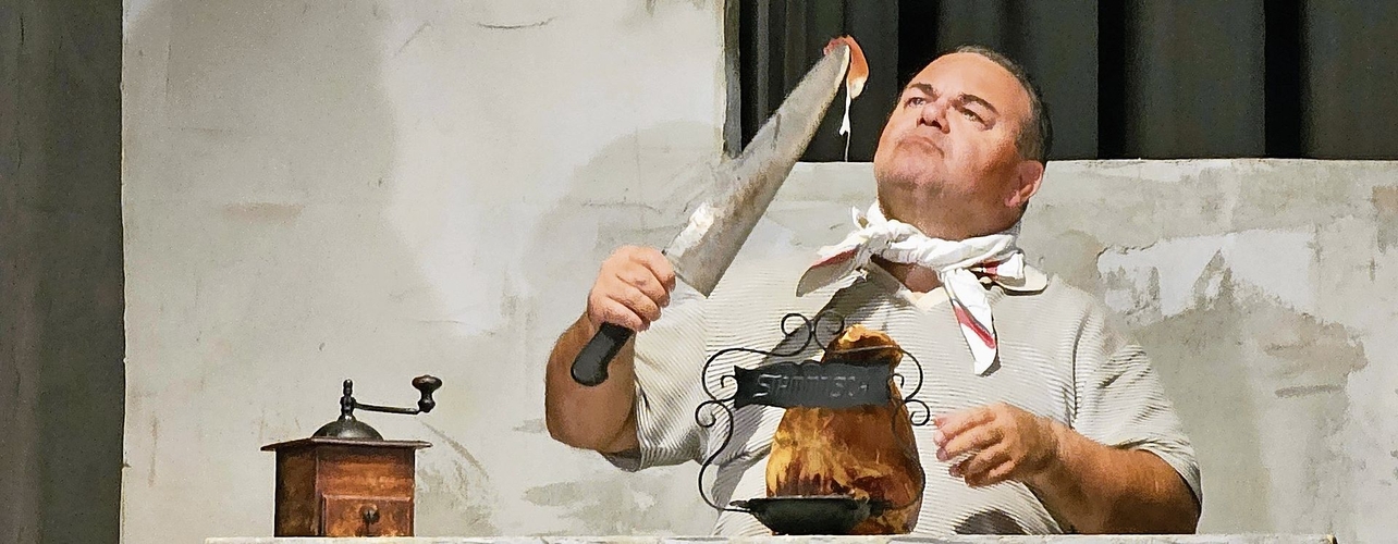 Lecker: Der Wirt gönnt sich ein paar Happen vom Beinschinken. Lecker: Der Wirt gönnt sich ein paar Happen vom Beinschinken.