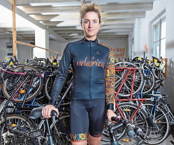Marlen Reusser, seit Sonntag neue Weltmeisterin im Zeitfahren, betätigt sich seit Jahren als Botschafterin von Velafrica.Bild: zvg