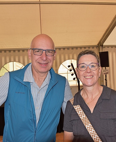 Roland Guex, hier mit Gattin Cornelia, erinnerte sich an seine Jugendzeit. «Wir sahen von unserem Haus aus in den grossen Garten des Däster-Schild-Hauses», sagt der ehemalige Inhaber der Metzgerei Guex.