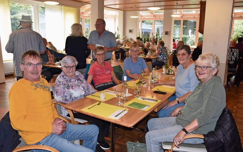 Sie waren alle auf Besuch bei Claudine Kurt (Zweite von links) und kamen hierher nach Pieterlen von Kerzers, Biel und auch vom Ort (von links): Jakob Klötzli, Claudine Kurt, Catherine Kurt, Ruth Mühletaler, Eliane Mühletaler und Sonja Mühlebach.