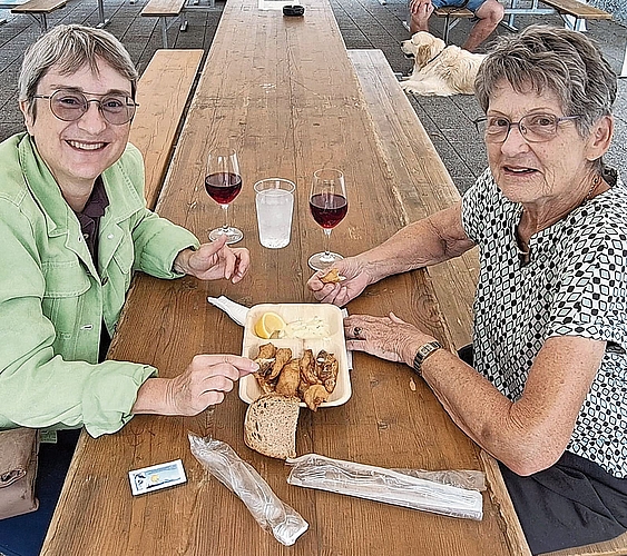 Mutter und Tochter geniessen die feinen Fischknusperli aus dem Festzelt. Mutter und Tochter geniessen die feinen Fischknusperli aus dem Festzelt.