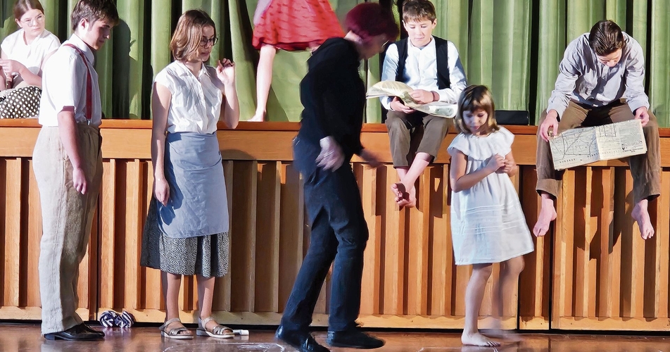 Das Hüpfspiel «Himmel und Hölle» – die Jüngsten bezogen auch Zuschauer mit ein – verkürzte die Wartezeit vor dem Öffnen des Vorhangs. Das Hüpfspiel «Himmel und Hölle» – die Jüngsten bezogen auch Zuschauer mit ein – verkürzte die Wartezeit vor dem Öffnen des Vorhangs.