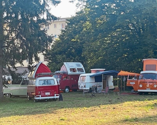 Schon am Freitagabend reisten Camper mit ihren Oldtimer-Camper-Wohnwagen­-
gespannen an und bevölkerten die Schild-Rust-Wiese.