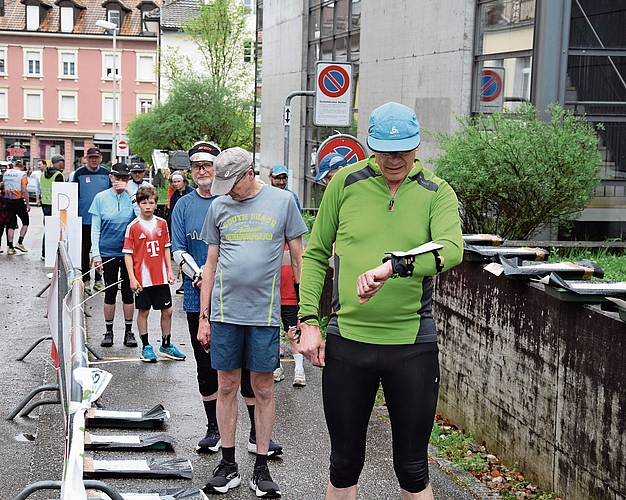 Am Start werden die OL‑Karten erst in letzter Sekunde ausgehändigt. Am Start werden die OL‑Karten erst in letzter Sekunde ausgehändigt.