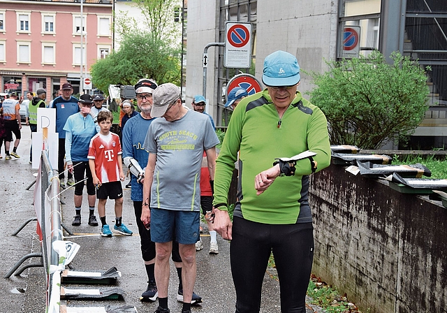 Am Start werden die OL‑Karten erst in letzter Sekunde ausgehändigt.