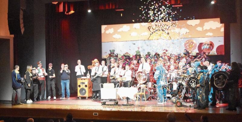 Ein schönes Schlussbild des diesjährigen Plausches als Eröffnung der Grenchner Fasnachtswoche.