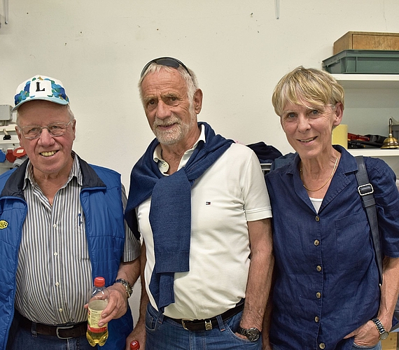 Andreas Schaller, Willy Meyer aus Pratteln und Susanne Schaller (von links) treffen wir im Metallatelier an. Im Atelier konnten Besuchende selber Hand anlegen und ihre Metallkreation mit nach Hause nehmen.