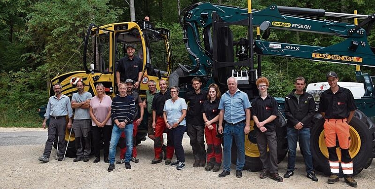 Grosser Bahnhof für die neue Forstkombinationsmaschine der Bürgergemeinde Grenchen: Der Lieferant, ein Teil des Bürgerrats und der Verwaltung und natürlich die Mitarbeitenden des Werkhofs der Bürgergemeinde genossen die Einweihung des neuen Fahr