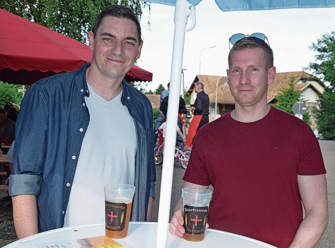 Mäthu (links) und Schmidli sind stolz auf das Eigenbräu der sechs Bettlacher Bierbrauer.