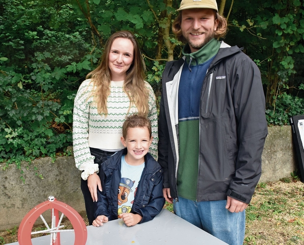 Ganz einfach: Mittendrin ist ein Ballon, am Tisch ein Spielwürfel. Jeder Punkt ist eine Kerbe tiefer am Ballon. Wenn er platzt, ist das Spiel vorbei. Fynn (6) erlebte dieses Gefühl kurz vor dem Foto. Er nahm es gelassen, ebenso wie Cindy Schönbächler und Nico Gautschi. 