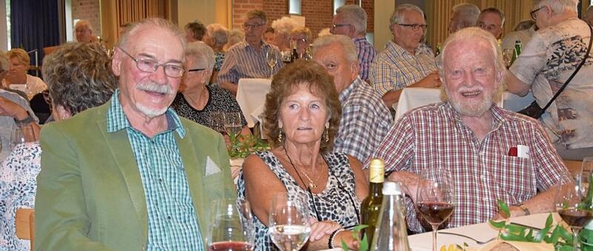 Jean-Pierre Simon (links), Yolanda Fiechter und Ewald Schwab warten gespannt auf das feine Menü.