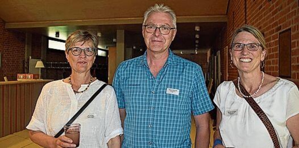 Im Foyer des Grenchner Parktheaters bei einem kühlen Trunk entdeckt (von links): Die Lehrpersonen Iris Trummer, Markus Altermatt und Sandra von Känel.