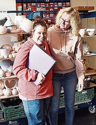 Töpferei – Michelle Zurbuchen, Wohngruppe Aventura. Claudine Viatte, Co-Leitung Töpferei.