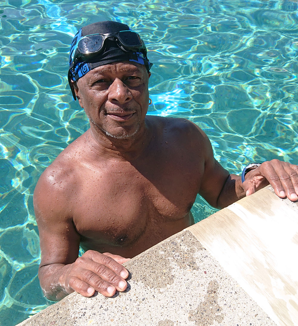 Der sportliche, aus Brasilien stammende Carlito da Conceição Silva ist Stammgast in der Badi. Er schwimmt täglich zwei Kilometer. Neben dem Schwimmen im Sommer betreibt er Capoeira, eine brasilianische Kampfkunst bzw. ein Kampfsport. Der Sport halte ihn fit und gesund, sagt er schmunzelnd.