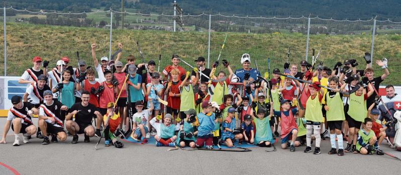 Alle Teilnehmenden des Kids-Day posieren zum Erinnerungsbild.Bilder: Daniel Martiny Alle Teilnehmenden des Kids-Day posieren zum Erinnerungsbild.Bilder: Daniel Martiny
