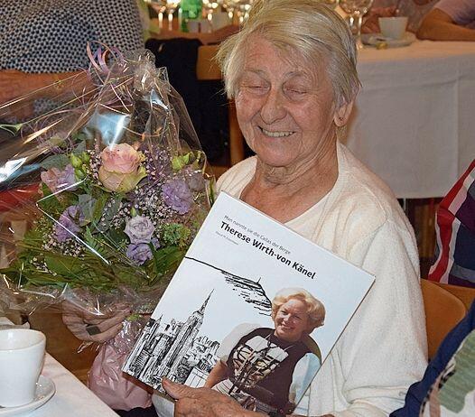 Eine glückliche Maria Infanger als Wettbewerbs-Preisträgerin.