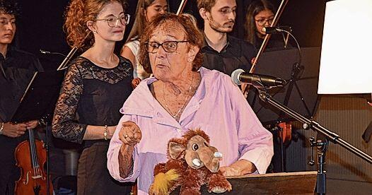 Iris Minder erzählt die Geschichte 
vom «kleinen Mammut» und wird 
dabei vom Stadtorchester begleitet.
