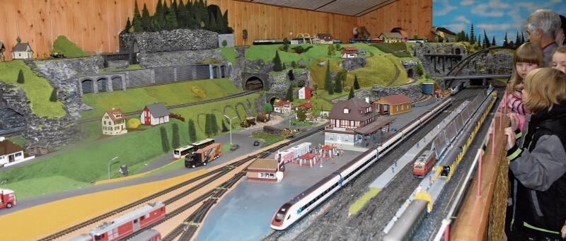 Faszinierend und schön zugleich für die kleinen und grossen Gäste: Ein Teil der 35 Quadratmeter grossen Modelleisenbahn im Klubhaus der Grenchner Eisenbahnamateure.