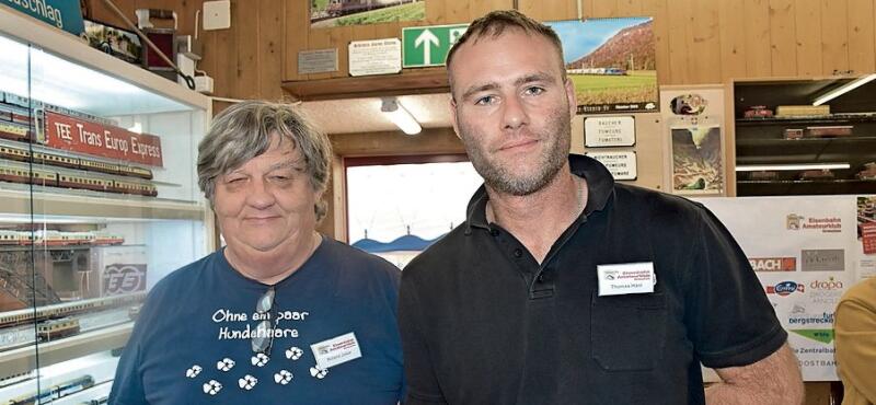 An den Modelleisenbahntagen helfen alle vom Klub mit, so auch Roland Jeker und Thomas Häni (von links).