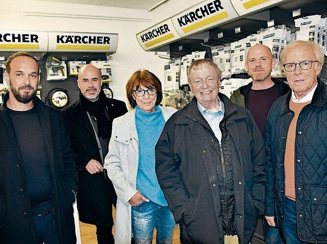 Sie kommen gerade vom Rundgang in den neuen Räumlichkeiten zurück und sind begeistert (von links): Oliver Brunner (Christ &amp; Heiri AG), Matthias Meier-Moreno, Marianne Krähenbühl, Bruno Huber, Stefan und Butz Krähenbühl (Krähenbühl Treuhand GmbH).