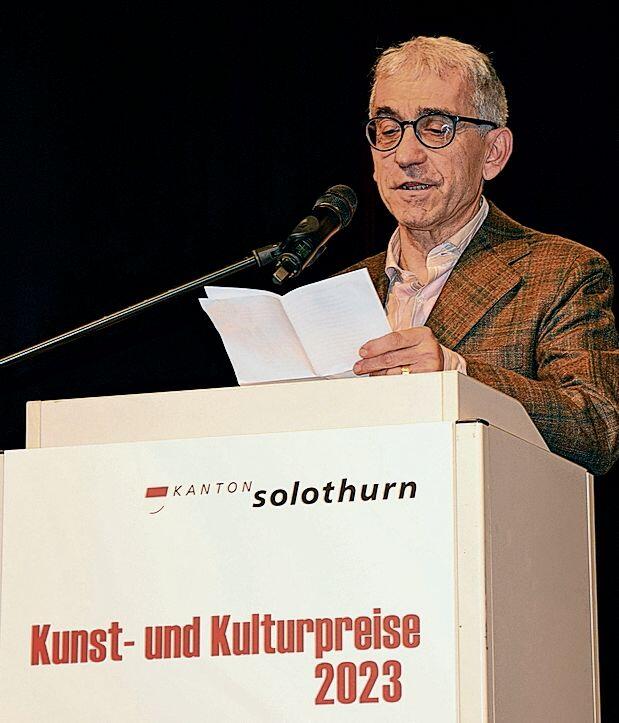 Vor über 400 Gästen im Grenchner Parktheater gibt Schriftsteller Franco Supino gleich ein paar Sätze aus seinen unzähligen Werken zum Besten.