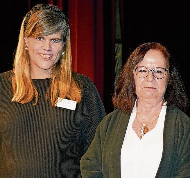 Die gebürtige Grenchnerin Roswitha Schild ist als Kunstvermittlerin ausgezeichnet worden. Stefanie Steinmann (links) hatte eine berührende Laudatio gehalten.