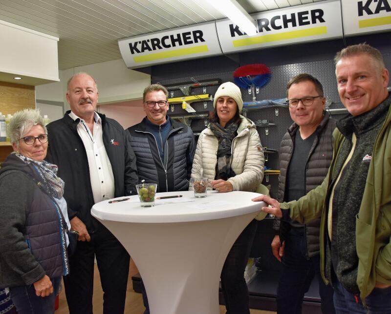 Zufriedene Kunden und gerne zu Gast am neuen Standort (von links): Thesi und Hansruedi Zumstein (BGU Grenchen), Daniel Staufer (Werkhofleiter Stadt Grenchen), Andrea und Andreas Schaad (Schilt Elektro) und Jürg Müller.