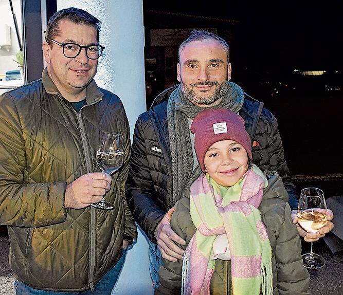 Einen Toast auf den neuen Standort brachten auch die Vertreter von Bieri Haustechnik AG, Markus Steiner (links) und Marco Calavitta mit Tochter Julia, aus.