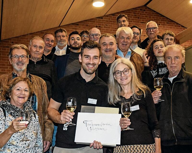 Gruppenfoto mit Sieger: Hier lässt sich der Solothurner Tambourenverein inmitten weiterer Preisträger, Politiker und Laudatoren feiern.