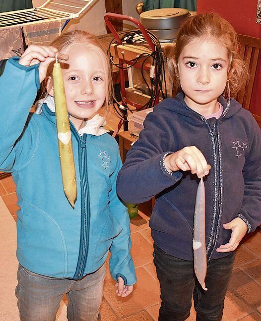 Schaut her, das sind unsere Kerzen: Sereina und Aline (von links).