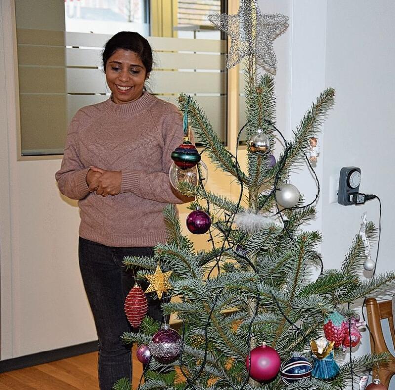 Cagenthini Ahlan führt am Tag der offenen Tür durch die neuen Räumlichkeiten.